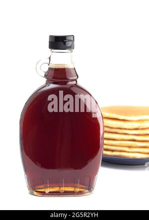 Flasche mit reinem Ahornsirup auf weißem Hintergrund Stockfoto