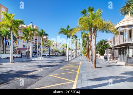 Leere Straße mit nur wenigen vorbeiziehenden Touristen aufgrund des Tourismus, der durch die Covid-Pandemie in einem einst sehr beliebten Ferienort auf der Insel in Las Americas verursacht wurde Stockfoto