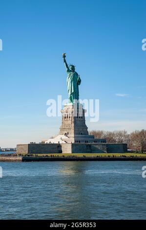 Freiheitsstatue, eine ikonische neoklassizistische Kupferskulptur, die Libertas, die römische Freiheitsgöttin, mit einer Fackel in der Hand darstellt, New York, USA Stockfoto