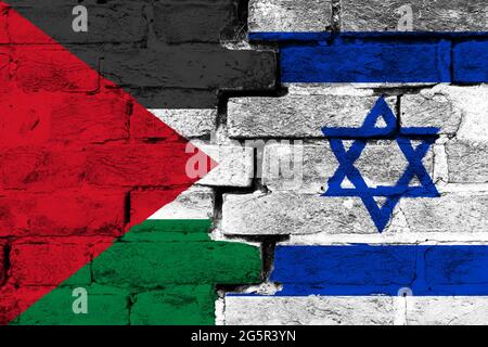 Konzept der Beziehung zwischen Israel und den palästinensischen Behörden mit zwei bemalten Fahnen auf einer beschädigten Ziegelmauer Stockfoto