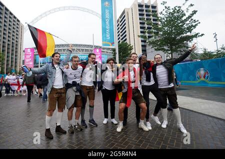 Fans kommen, um sich die UEFA Euro 2020-Runde des Spiels 16 zwischen England und Deutschland in der 4TheFans-Fanzone vor dem Wembley-Stadion anzusehen. Bilddatum: Dienstag, 29. Juni 2021. Stockfoto