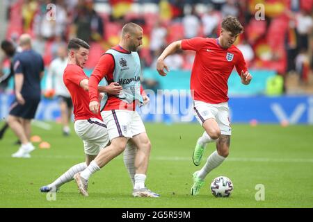 Die Engländer Declan Rcy (links), Luke Shaw (Mitte) und Joh Stones wärmen sich vor der UEFA Euro 2020-Runde des Spiels 16 im Wembley Stadium, London, auf. Bilddatum: Dienstag, 29. Juni 2021. Stockfoto