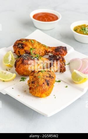 Spicy Grilled Chicken Top Down Foto, Indian Spiced Grilled Chicken Legs Vertikales Foto Stockfoto