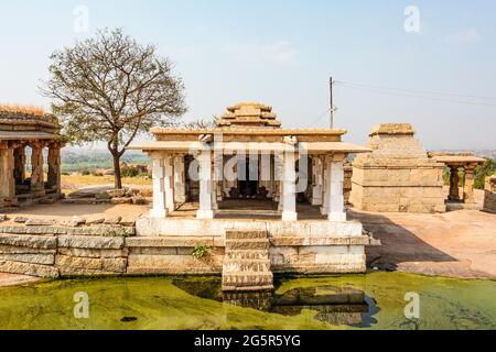 Blick auf den Hemakuta-Hügel und die Tempel in Hampi, Karnataka, Südindien, Asien Stockfoto