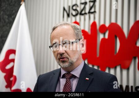 Warschau, Polen. Juni 2021. Gesundheitsminister Adam Niedzielski bei seiner Pressekonferenz in Warschau.Pressekonferenz des Gesundheitsministers Adam Niedzielski und Maria Ochman - die Vorsitzende des Nationalen Sekretariats für Gesundheitswesen der unabhängigen selbstregierenden Gewerkschaft "Solidarity" (KK NSZZ "Solidarnosc"). Kredit: SOPA Images Limited/Alamy Live Nachrichten Stockfoto