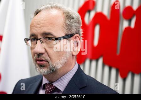 Warschau, Polen. Juni 2021. Gesundheitsminister Adam Niedzielski bei seiner Pressekonferenz in Warschau. Pressekonferenz des Gesundheitsministers Adam Niedzielski und Maria Ochman - der Vorsitzenden des Nationalen Gesundheitssekretariats der unabhängigen selbstregierenden Gewerkschaft „Solidarity“ (KK NSZZ „Solidarnosc“). Kredit: SOPA Images Limited/Alamy Live Nachrichten Stockfoto