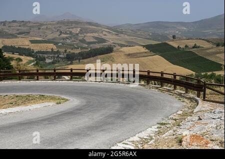 Kurvenreiche Straße mit einer scharfen Kurve in der Landschaft. Sizilien, Italien. Copyspace für die Produktplatzierung Stockfoto