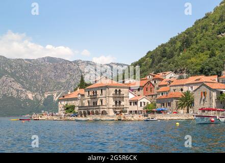 Perast, Montenegro - 6. Juli 2014: Blick auf den historischen Teil der Stadt, gelegen an der weltberühmten Bucht von Kotor. Stockfoto