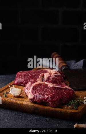 Rohes, ungekohltes Rib Eye Steak Stockfoto