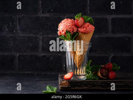 Erdbeereis in Waffelkegel Stockfoto
