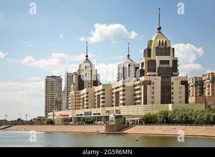 Ufer des Flusses Ischim in Astana. Kasachstan Stockfoto