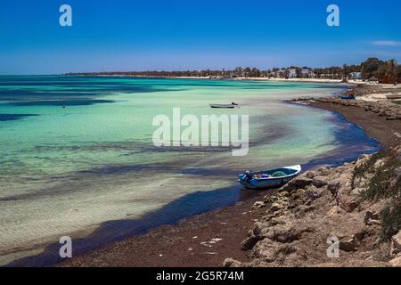 Herrliche Aussicht auf die Mittelmeerküste mit Birkenwasser, weißem Sandstrand und einem Fischerboot Stockfoto