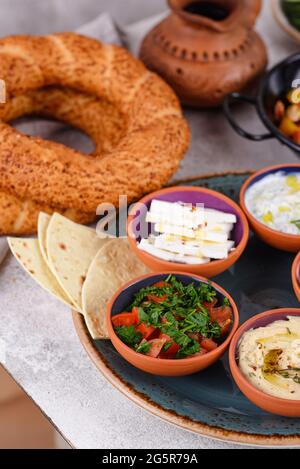 Traditionelles türkisches Frühstück mit Meze und Simit Stockfoto