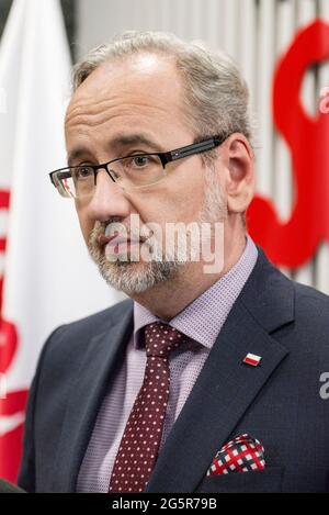 Warschau, Polen. Juni 2021. Gesundheitsminister Adam Niedzielski bei seiner Pressekonferenz in Warschau. Pressekonferenz des Gesundheitsministers Adam Niedzielski und Maria Ochman - der Vorsitzenden des Nationalen Gesundheitssekretariats der unabhängigen selbstregierenden Gewerkschaft „Solidarity“ (KK NSZZ „Solidarnosc“). Kredit: SOPA Images Limited/Alamy Live Nachrichten Stockfoto