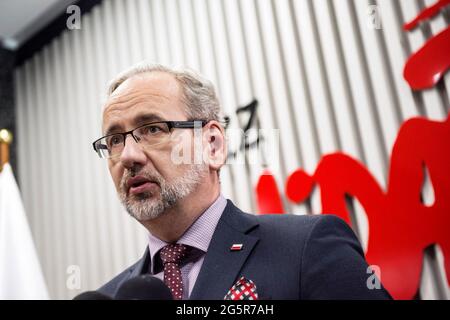 Warschau, Polen. Juni 2021. Gesundheitsminister Adam Niedzielski bei seiner Pressekonferenz in Warschau. Pressekonferenz des Gesundheitsministers Adam Niedzielski und Maria Ochman - der Vorsitzenden des Nationalen Gesundheitssekretariats der unabhängigen selbstregierenden Gewerkschaft „Solidarity“ (KK NSZZ „Solidarnosc“). Kredit: SOPA Images Limited/Alamy Live Nachrichten Stockfoto