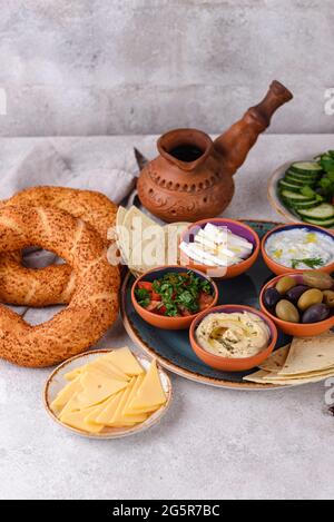 Traditionelles türkisches Frühstück mit Meze und Simit Stockfoto