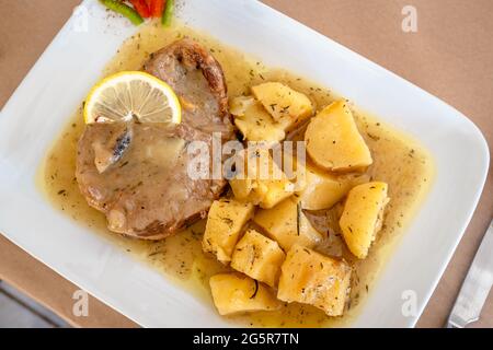 Geschmortes Lamm in Soße, serviert mit Kartoffeln im Restaurant. Traditionelles griechisches Gericht. Stockfoto