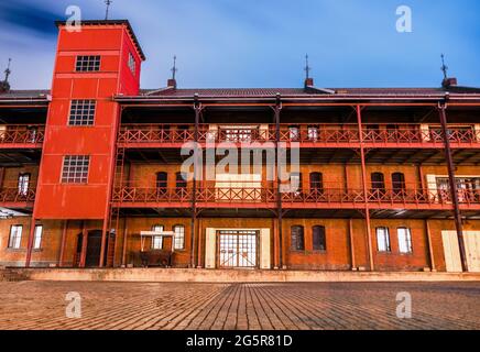 Das Gebäude wurde 1911 als Zollhaus erbaut und überlebte das große Kanto-Erdbeben von 1923, das den größten Teil von Yokohama und Tokio zerstörte. Nach dem Zweiten Weltkrieg, die Stockfoto