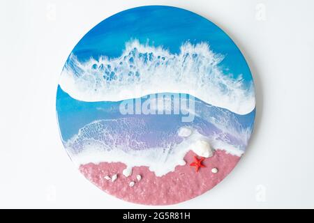 Harzkunst mit Meereswellen und Strand mit Seesternen. Epoxidfarbe Stockfoto