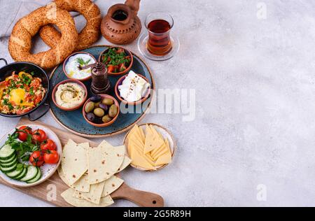 Traditionelles türkisches Frühstück mit Meze und Simit Stockfoto