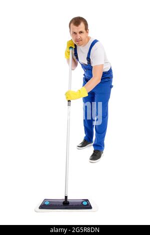 Professionelle Reinigung Service-Konzept - in voller Länge Porträt von Mann Reiniger in blauen einheitlichen Reinigungsboden mit Mopp isoliert auf weißem Hintergrund Stockfoto