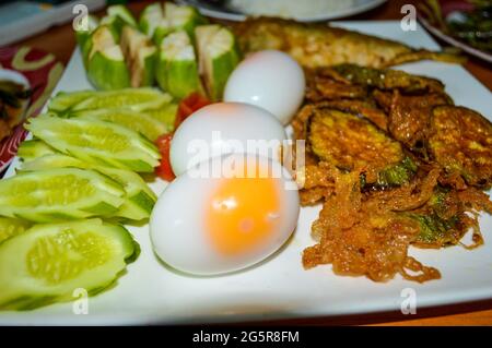 Gebratene Makrele, gekochtes Ei, Gurke, Aubergine, gebratene Aubergine Stockfoto