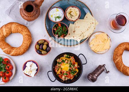 Traditionelles türkisches Frühstück mit Meze und Simit Stockfoto