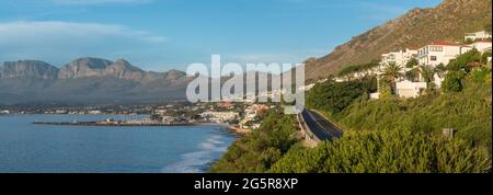 GORDONS BAY, SÜDAFRIKA - 12. APRIL 2021: Panoramablick auf die Gordons Bay in der Western Cape Province. Der Hafen ist sichtbar Stockfoto