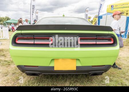 Ein Dodge Challenger Helcat auf der Classic Car Show Syon Park London 2021 UK Stockfoto