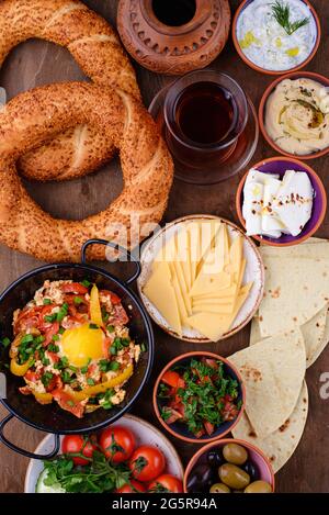 Traditionelles türkisches Frühstück mit Meze und Simit Stockfoto