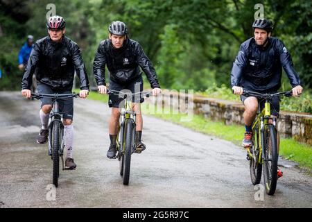 Gents Trainer Francky Vandendriessche, Gents Arzt Jens De Decker und Gents Physiotherapeut Matti Mortier haben sich während eines Teambuis in Aktion gezeigt Stockfoto