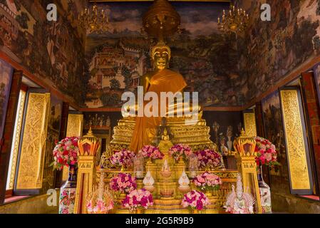 Altar mit einer Skulptur eines sitzenden Buddha in einem der Bots des buddhistischen Tempels Wat Bowonniwet. Bangkok, Thailand Stockfoto