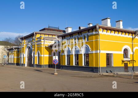 SHARYA, RUSSLAND - 10. APRIL 2021: Fassade des Gebäudes des alten Bahnhofs der Sharya-Station an einem sonnigen Apriltag Stockfoto