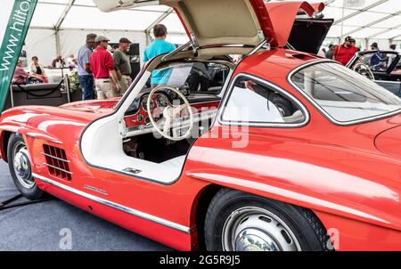 Mercedes Benz 300 SL Flügeltürer 1955 Syon Park Classic Car Show 2021 London Großbritannien Stockfoto