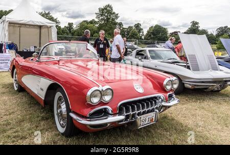 Ein 1960 Chevrolet Corvette Convertable auf der Classic Car Show Syon Park 2021 London UK Stockfoto