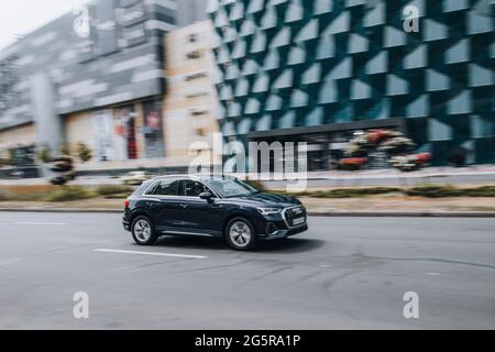 Ukraine, Kiew - 27. Juni 2021: Schwarzer Audi-Wagen fährt auf der Straße. Redaktionell Stockfoto