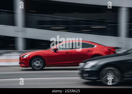 Ukraine, Kiew - 27. Juni 2021: Rotes Chevrolet-Auto fährt auf der Straße. Redaktionell Stockfoto