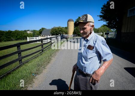 VEREINIGTE STAATEN - 06-29-21: Der 94-jährige Landwirt Russell Brown aus Waterford während eines Interviews über seine Tage bei der Landwirtschaft im Loudoun County. Foto von Douglas Stockfoto