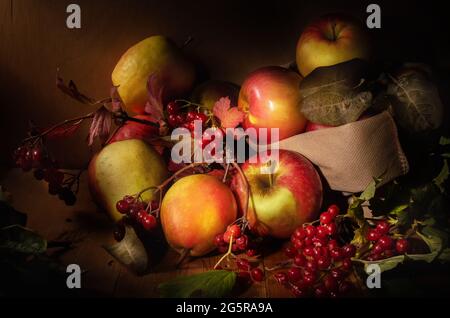Äpfel in einem Stoffbeutel auf dunklem Holzhintergrund In einem rustikalen Stil Stockfoto