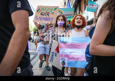 Ankara, Türkei. Juni 2021. Während des marsches der Pride Week chören Demonstranten mit Slogans, während sie Schilder tragen. Die Polizei greift mit Tränengas ein und hält mehrere LGBTI-Demonstranten fest, die während der Pride Week mit Transparenten, Plakaten und Fahnen durch Ankara marschieren. Kredit: SOPA Images Limited/Alamy Live Nachrichten Stockfoto