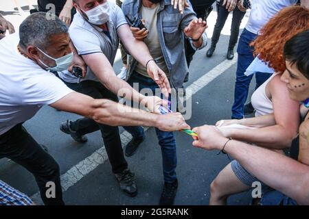 Ankara, Türkei. Juni 2021. Die Polizei greift mit Tränengas ein und hält mehrere LGBTI-Demonstranten fest, die während der Pride Week mit Spruchbändern, Plakaten und Fahnen durch Ankara marschieren. Kredit: SOPA Images Limited/Alamy Live Nachrichten Stockfoto