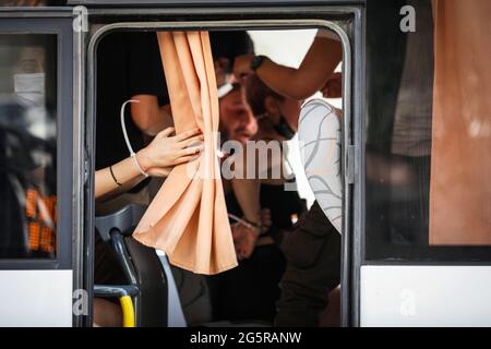 Ankara, Türkei. Juni 2021. Während der Pride Week march wurden Demonstranten von der Polizei in einem Fahrzeug festgenommen. Die Polizei greift mit Tränengas ein und hält mehrere LGBTI-Demonstranten fest, die während der Pride Week mit Transparenten, Plakaten und Fahnen durch Ankara marschieren. Kredit: SOPA Images Limited/Alamy Live Nachrichten Stockfoto
