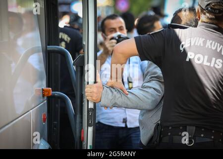 Ankara, Türkei. Juni 2021. Während der Pride Week verhaftete ein Polizeibeamter einen Protestierenden. Die Polizei greift mit Tränengas ein und hält mehrere LGBTI-Demonstranten fest, die während der Pride Week mit Transparenten, Plakaten und Fahnen durch Ankara marschieren. Kredit: SOPA Images Limited/Alamy Live Nachrichten Stockfoto