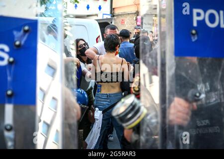 Ankara, Türkei. Juni 2021. Polizisten verhaften einen Protestierenden während des märzes der Pride Week. Die Polizei greift mit Tränengas ein und hält mehrere LGBTI-Demonstranten fest, die während der Pride Week mit Transparenten, Plakaten und Fahnen durch Ankara marschieren. Kredit: SOPA Images Limited/Alamy Live Nachrichten Stockfoto