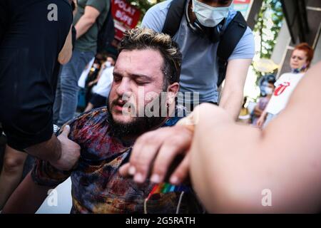 Ankara, Türkei. Juni 2021. Ein Protestler, der durch Tränengas, das die Polizei auf Demonstranten geworfen hat, verletzt wurde, wurde während des märzes der Pride Week beim Aufstehen unterstützt. Die Polizei greift mit Tränengas ein und hält mehrere LGBTI-Demonstranten fest, die während der Pride Week mit Transparenten, Plakaten und Fahnen durch Ankara marschieren. (Foto von Tunahan Turhan/SOPA Images/Sipa USA) Quelle: SIPA USA/Alamy Live News Stockfoto