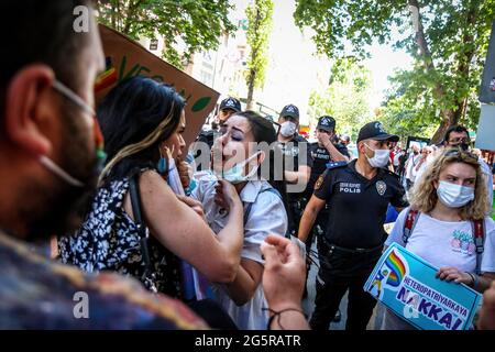 Ankara, Türkei. Juni 2021. Während der Pride Week march wird ein Protestler von der Polizei verletzt. Die Polizei greift mit Tränengas ein und hält mehrere LGBTI-Demonstranten fest, die während der Pride Week mit Transparenten, Plakaten und Fahnen durch Ankara marschieren. (Foto von Tunahan Turhan/SOPA Images/Sipa USA) Quelle: SIPA USA/Alamy Live News Stockfoto