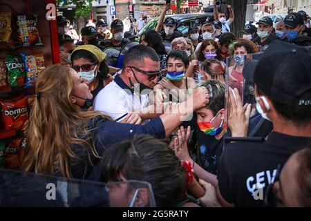Ankara, Türkei. Juni 2021. Polizisten verhaften einen Protestierenden während der Kundgebung der Pride Week. Die Polizei greift mit Tränengas ein und hält mehrere LGBTI-Demonstranten fest, die während der Pride Week mit Transparenten, Plakaten und Fahnen durch Ankara marschieren. (Foto von Tunahan Turhan/SOPA Images/Sipa USA) Quelle: SIPA USA/Alamy Live News Stockfoto