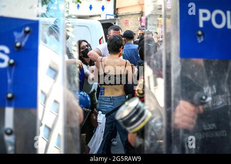Ankara, Türkei. Juni 2021. Polizisten verhaften einen Protestierenden während des märzes der Pride Week. Die Polizei greift mit Tränengas ein und hält mehrere LGBTI-Demonstranten fest, die während der Pride Week mit Transparenten, Plakaten und Fahnen durch Ankara marschieren. (Foto von Tunahan Turhan/SOPA Images/Sipa USA) Quelle: SIPA USA/Alamy Live News Stockfoto