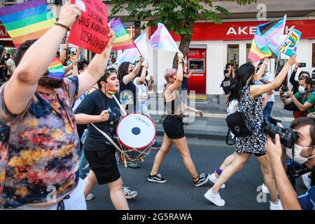 Ankara, Türkei. Juni 2021. Während der Pride Week marschieren die Demonstranten, während sie Slogans singen. Die Polizei greift mit Tränengas ein und hält mehrere LGBTI-Demonstranten fest, die während der Pride Week mit Transparenten, Plakaten und Fahnen durch Ankara marschieren. (Foto von Tunahan Turhan/SOPA Images/Sipa USA) Quelle: SIPA USA/Alamy Live News Stockfoto