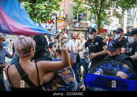 Ankara, Türkei. Juni 2021. Polizeibeamte verhaften Demonstranten während der Pride Week march. Die Polizei greift mit Tränengas ein und hält mehrere LGBTI-Demonstranten fest, die während der Pride Week mit Transparenten, Plakaten und Fahnen durch Ankara marschieren. (Foto von Tunahan Turhan/SOPA Images/Sipa USA) Quelle: SIPA USA/Alamy Live News Stockfoto